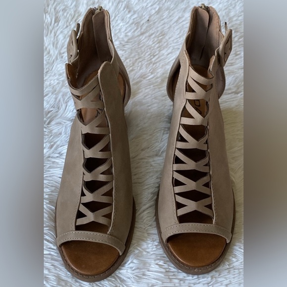 Open Toe Sz 8.5 Crisscross Straps High Heel Ankle wrapped sandals - Picture 2 of 10